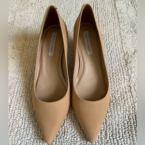 Saks Fifth Avenue Kitten Heels Size 8M in Nude (crema) Nubuck Leather-new no box